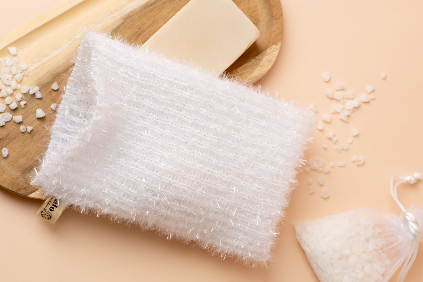 Gant exfoliant blanc avec décor sel de bain savon