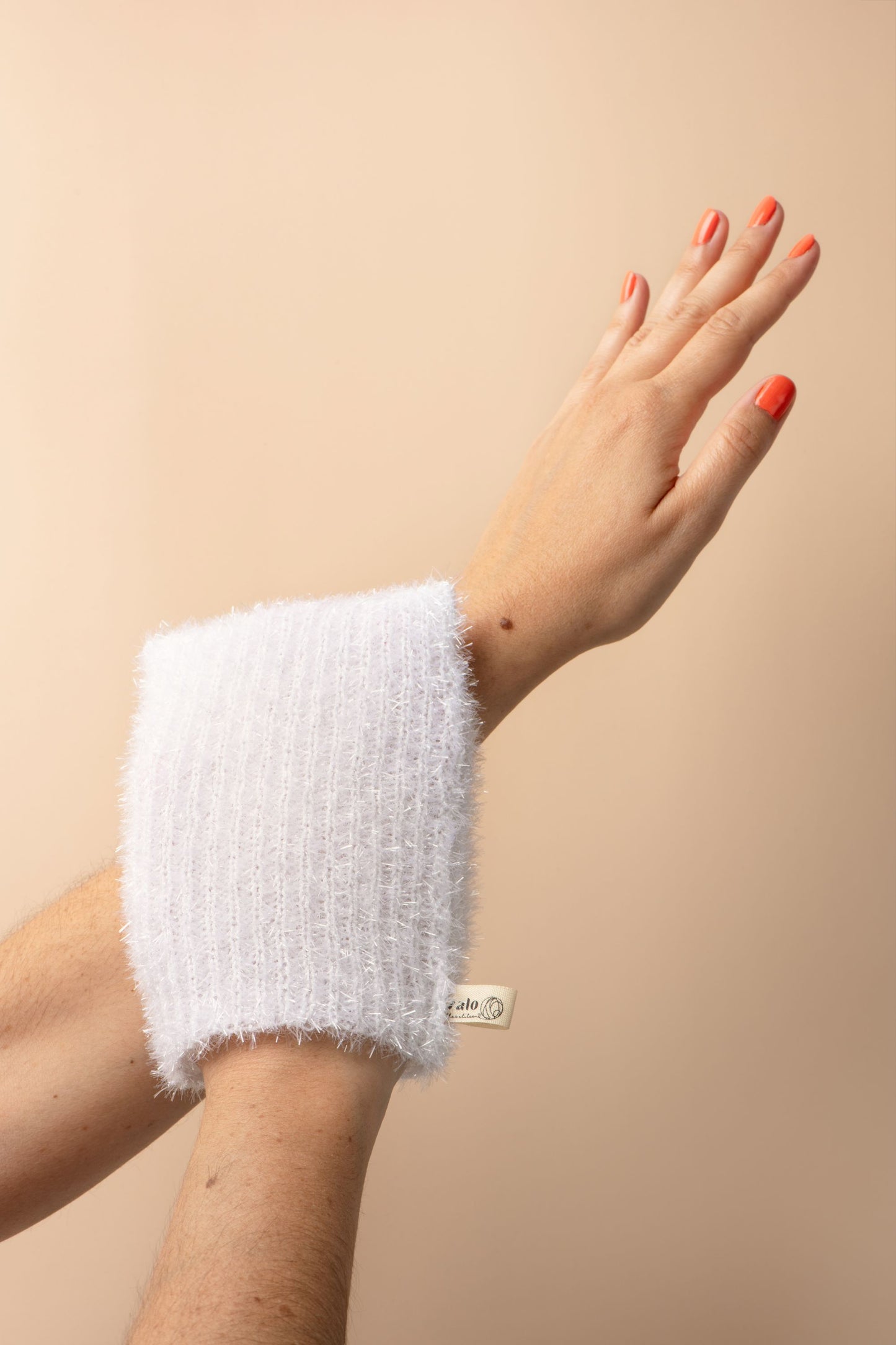 Gant exfoliant lavable avec main qui frotte