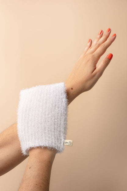 Gant exfoliant lavable avec main qui frotte