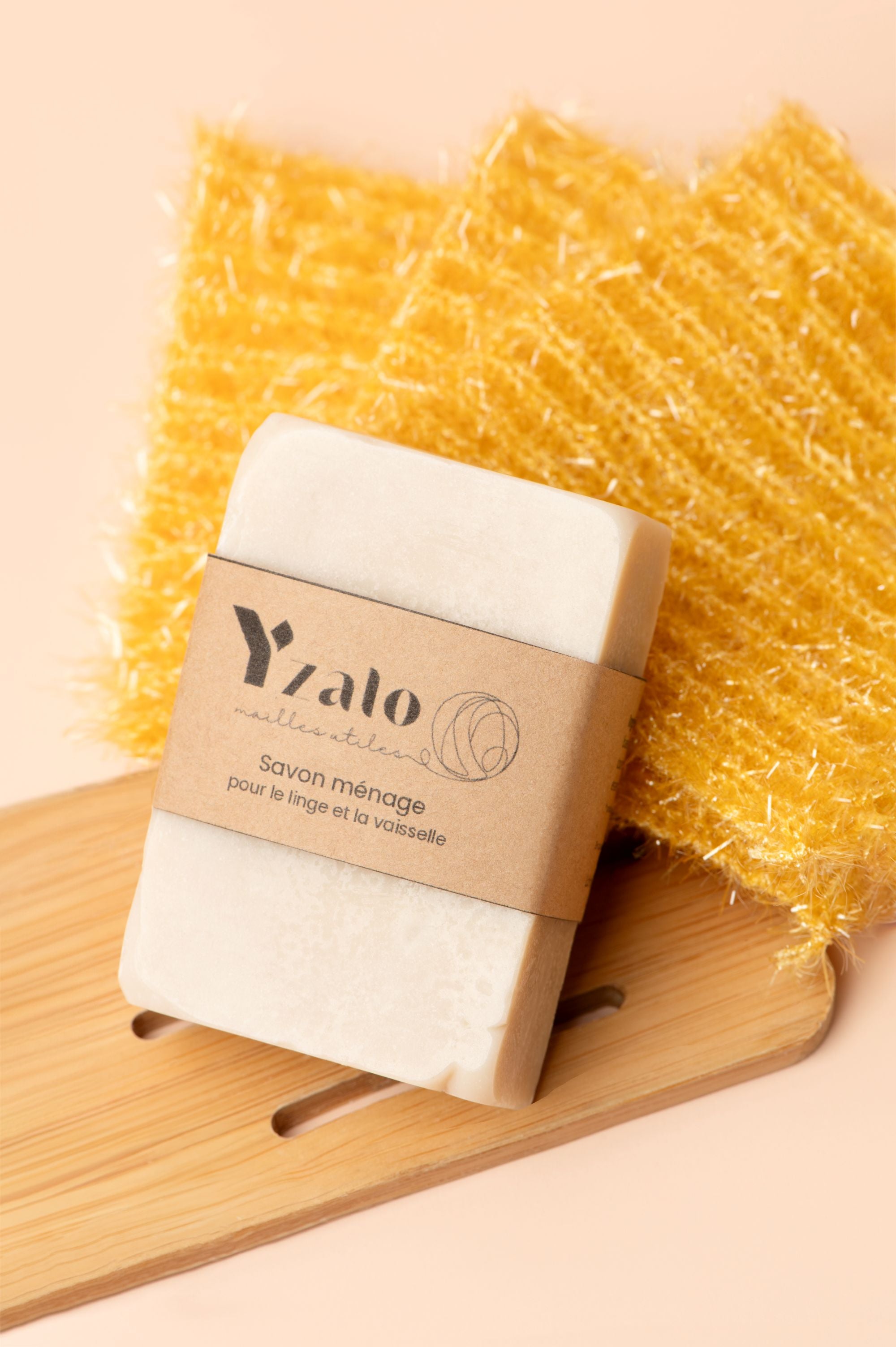 Savon ménager avec éponges jaunes jonquille